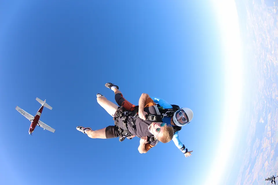 Caída libre durante un salto en tándem
